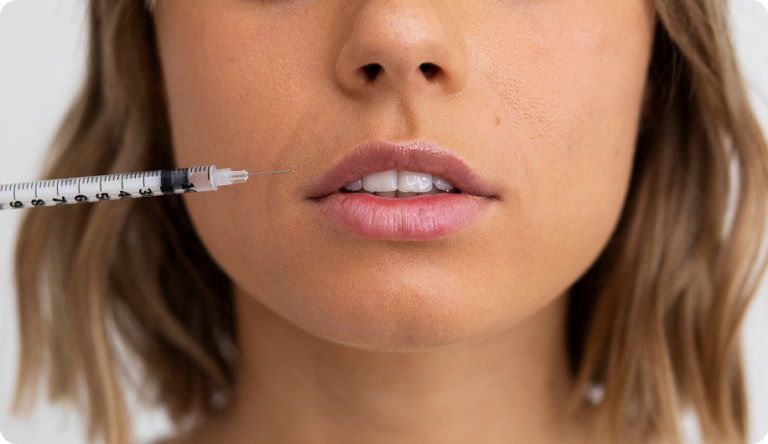 hombre-recibiendo-inyeccion-de-botox-en-la-frente 2 2